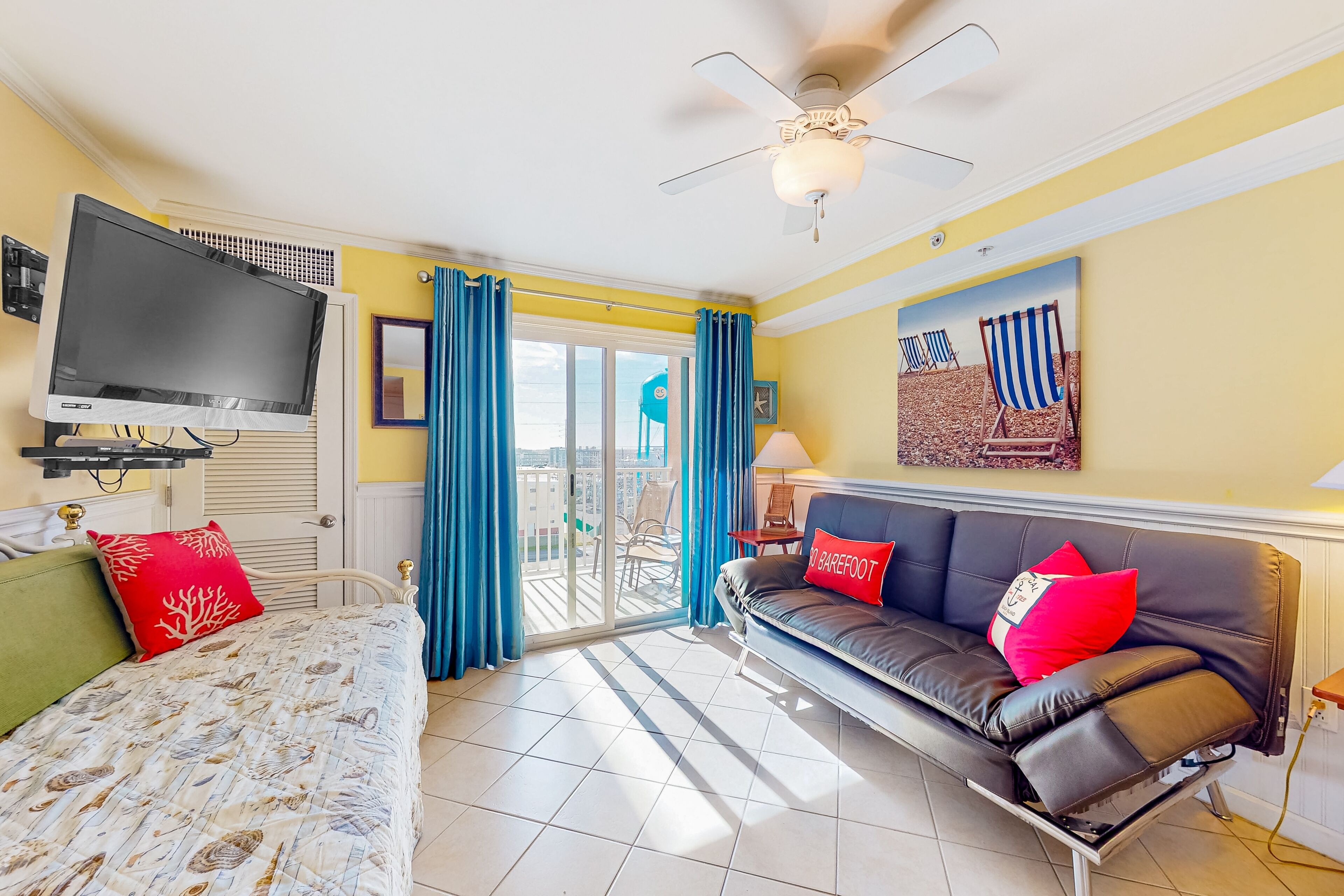 Bay-view Makai studio with shared pool, gym, sauna, & billiards - walk to beach