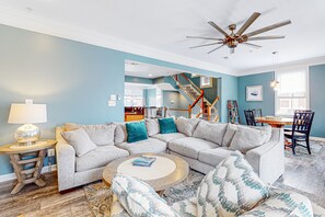 Una televisión, una chimenea