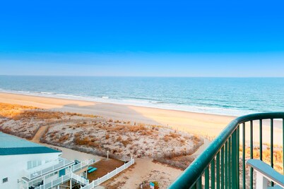 Beachfront Condo w/Water Views, Central AC, WiFi, Shared Pool - Next to Beach