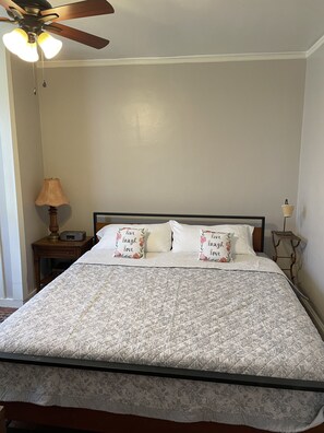 2 habitaciones, escritorio, tabla de planchar con plancha y wifi gratis 