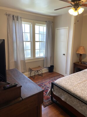 2 bedrooms, desk, iron/ironing board, free WiFi