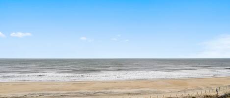 På stranden