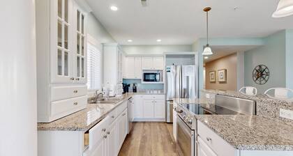 Luxury Key Largo Penthouse w/ Ocean View, WiFi, AC, W/D - 1/2 Block to Beach