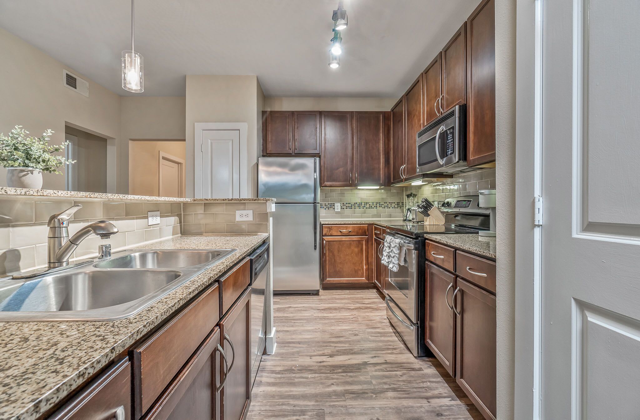 Een koelkast, een magnetron, een oven, een kookplaat