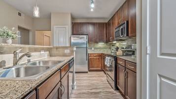 Een koelkast, een magnetron, een oven, een kookplaat