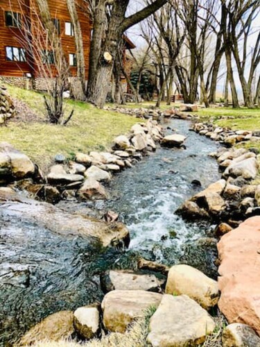 New! Exquisite Log Cabin home-HOT TUB, FIREPLACE, AC, Garage, walk to SKI lift