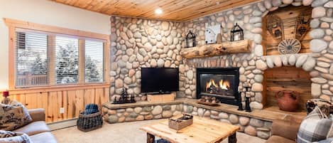 Una Smart TV, una chimenea, una oficina, una impresora