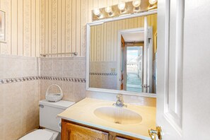 Articles de toilette (gratuits), séchoir à cheveux, serviettes fournies