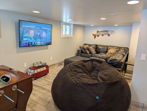 Een smart-tv en een dvd-speler