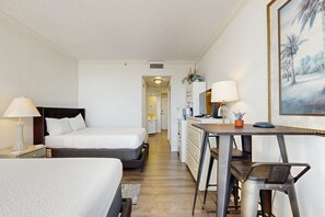 Iron/ironing board, Internet, bed sheets - 11th-floor studio with access to pool, hot tub, & fast WiFi - near beach (Miramar Beach)