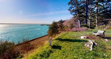 Dog-Friendly Cottage w/ Deck, WiFi & Washer/Dryer - Near Beaches, Clamming