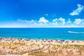 On the beach - Amazing & Beachy Home w/Shared Pool, Free WiFi, AC, W/D, Balcony Water Views (Ocean City)