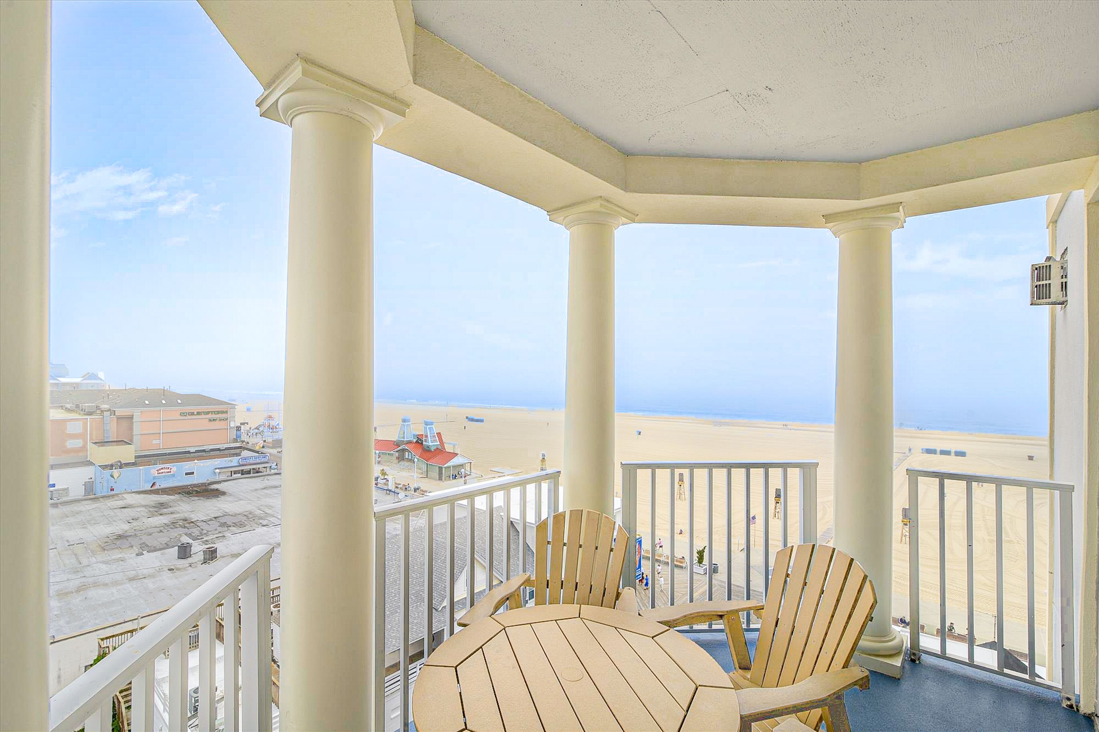 Oceanfront Condo w/Private Washer/Dryer, Shared Pool, Ocean View, Free WiFi, AC