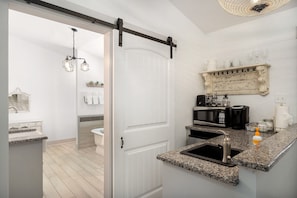 Een koelkast, een magnetron, een koffiezetapparaat/waterkoker