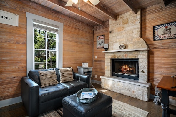 Een flatscreentelevisie en een open haard