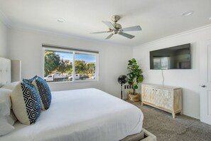 2 Schlafzimmer, Schreibtisch, Bügeleisen/Bügelbrett, Reisekinderbett