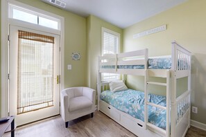 5 bedrooms, iron/ironing board, Internet, bed sheets - Sunset Island townhome with 3 balconies, AC, WiFi, & pools - walk to beach (Ocean City)