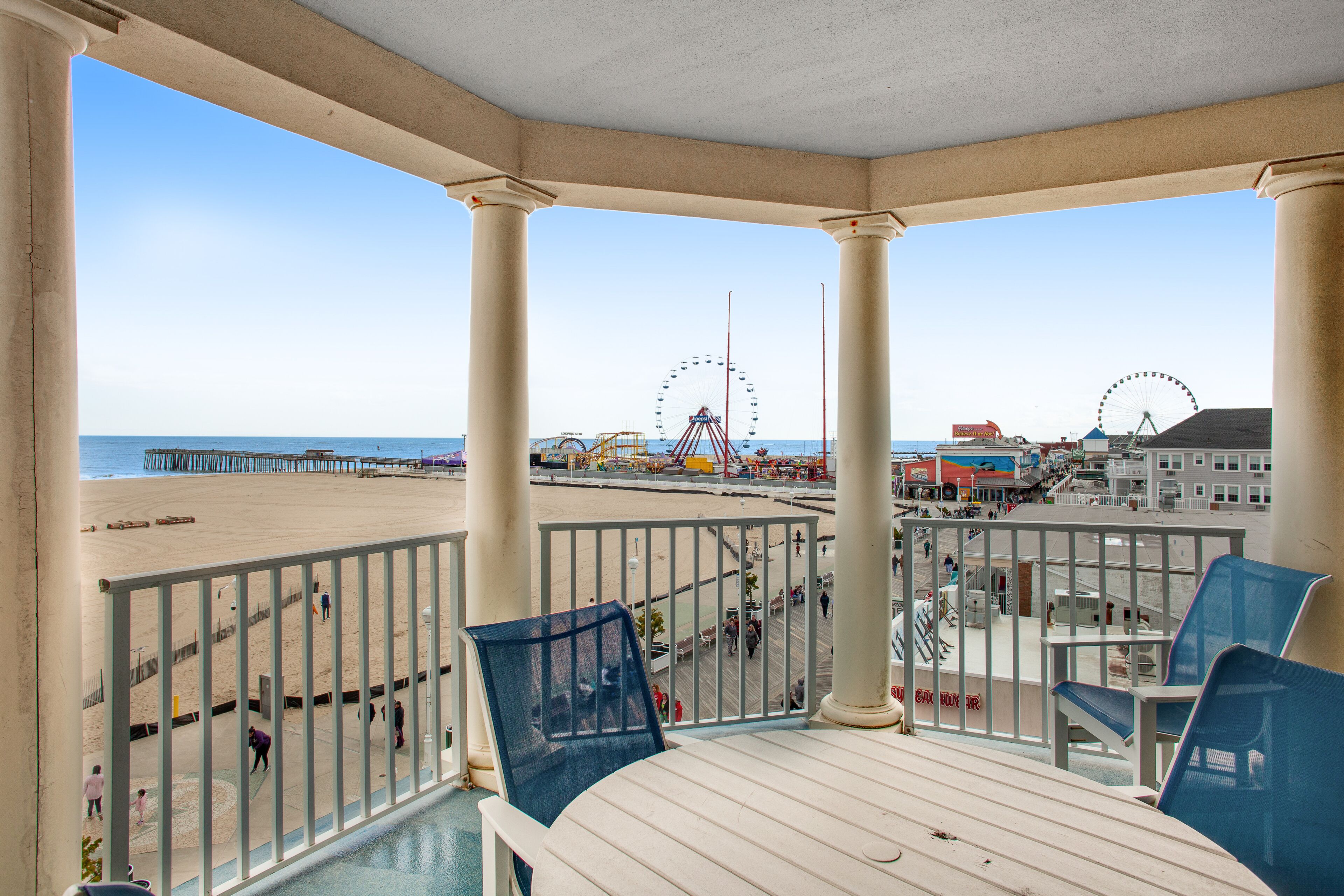 Oceanfront Condo w/Central A/C, Private W/D, Shared Outdoor Pool, Free WiFi