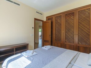 2 bedrooms, travel cot, free WiFi
