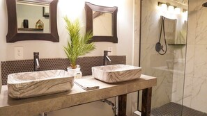 Shower, towels - Rivers Edge Lofts - Unit 6 (Niles)