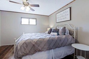 1 Schlafzimmer, Schreibtisch, WLAN, Bettwäsche