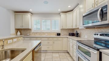 Frigorífico, microondas, horno y placa de cocina