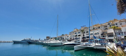 Corner Penthouse Sleeps 4 with Parking