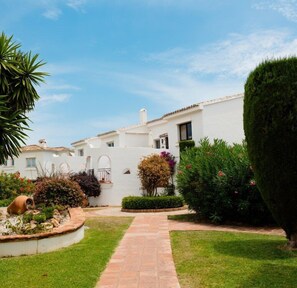 Property grounds - Refurbished 2-Bed Apartment in El Paraiso Alto (Benahavis)