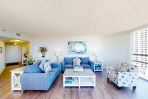 TV - 11th Floor condo with Gulf view - pool, hot tub, tennis, and fast WiFi access (Miramar Beach)