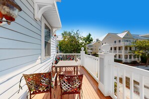 Outdoor dining - High-end bay-view townhome with large deck, resort pools, & beaches (Ocean City)