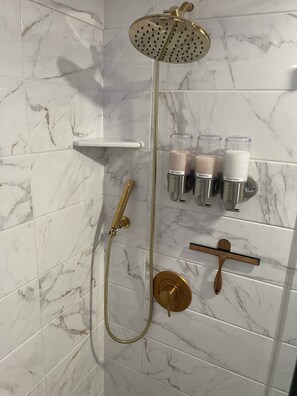 Dusche, Haartrockner, Bademäntel, Hausschuhe