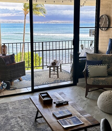 View whales from modern Top floor Oceanfront condo. Maalaea, Haleakala sunrise!!