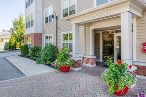 Exterior detail - Modern Cambridge 2BR w/ W/D, Private access to Linear Park by Blueground (Cambridge)