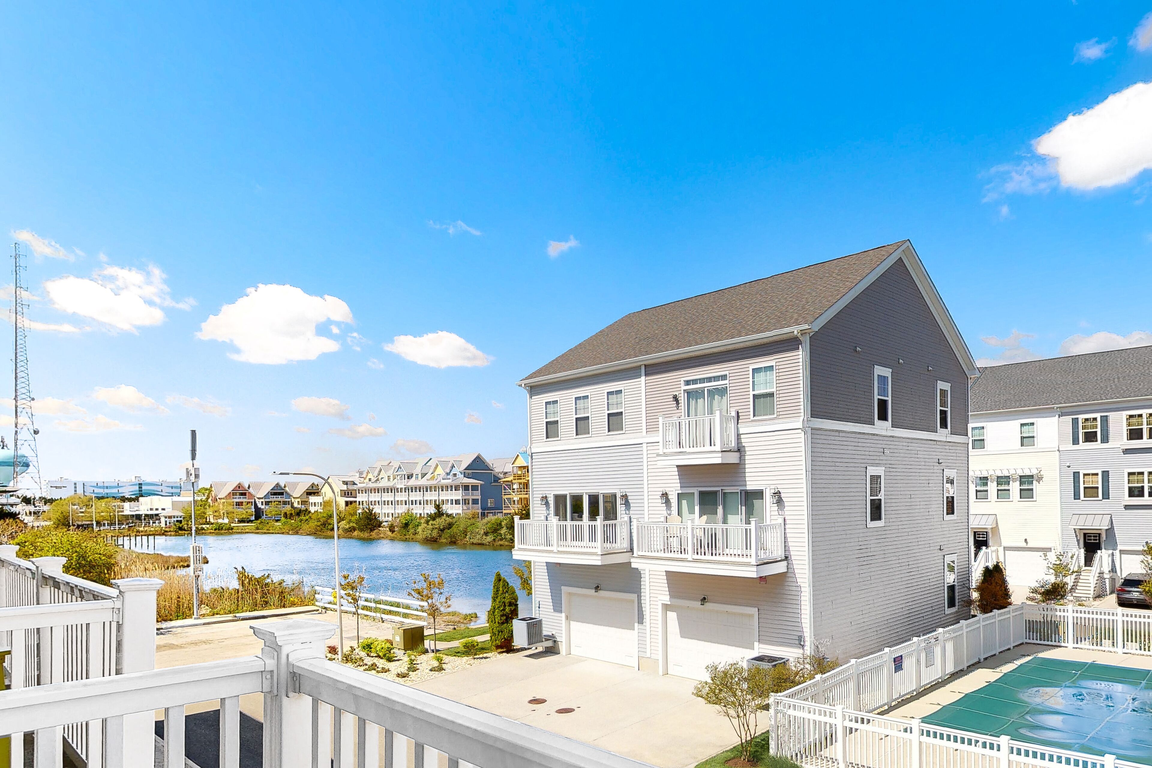 Broad Marsh townhome with AC, WiFi, laundry, pool - 2 blocks to beach