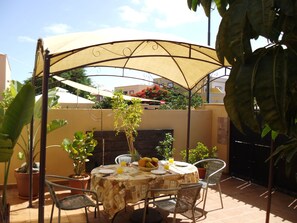 Outdoor dining - Casa Golfin in Tenerife's sunny south (Arona)