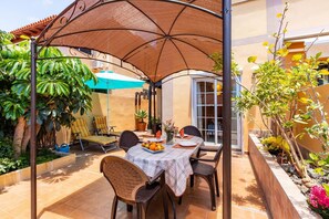 Outdoor dining - Casa Golfin in Tenerife's sunny south (Arona)