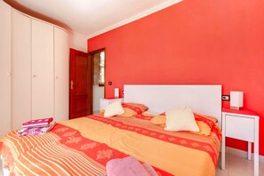 2 bedrooms, in-room safe, desk, iron/ironing board - Casa Golfin in Tenerife's sunny south (Arona)