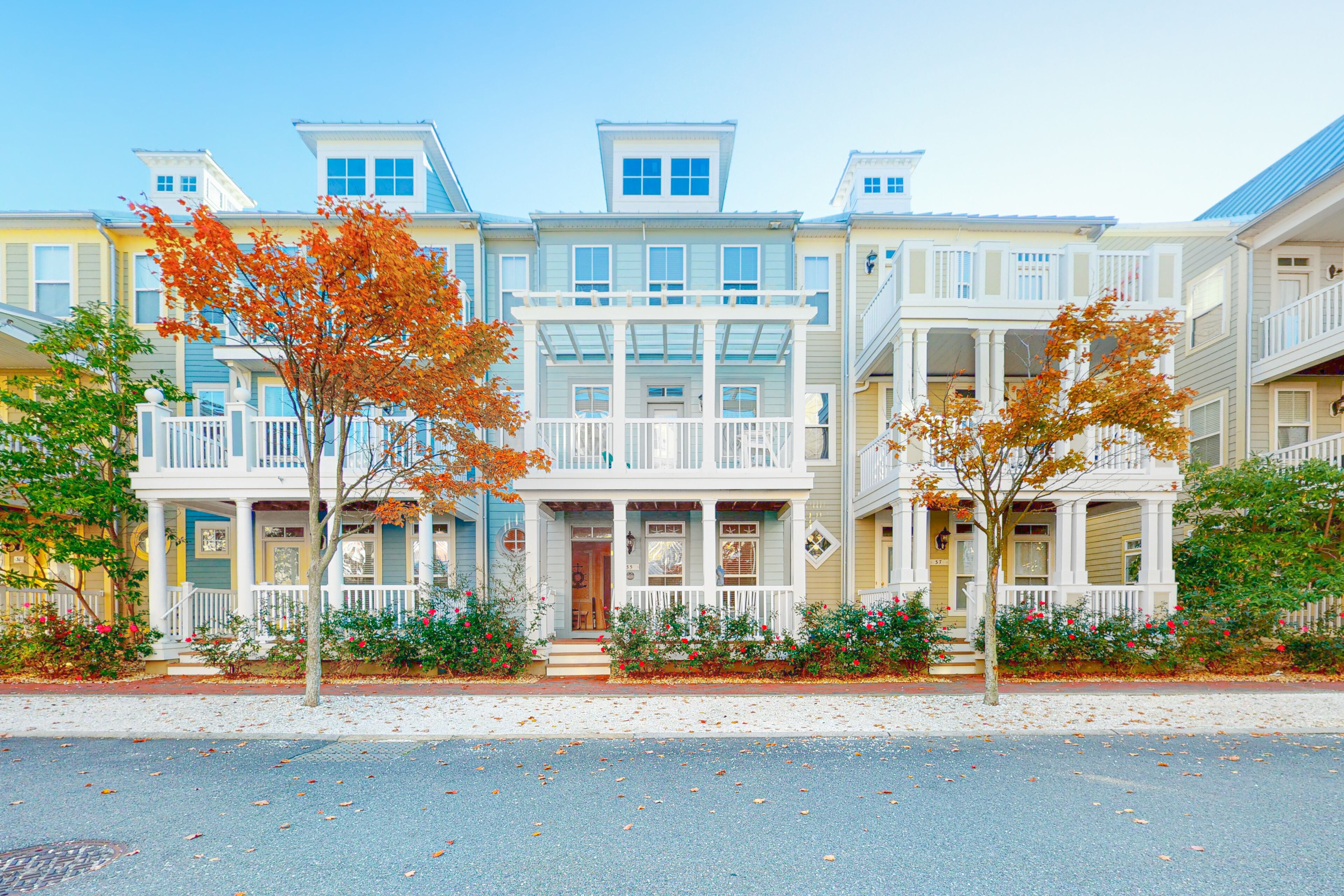 Beautiful Townhouse w/Bay Views, WiFi, Shared Pool, AC, & Private W/D