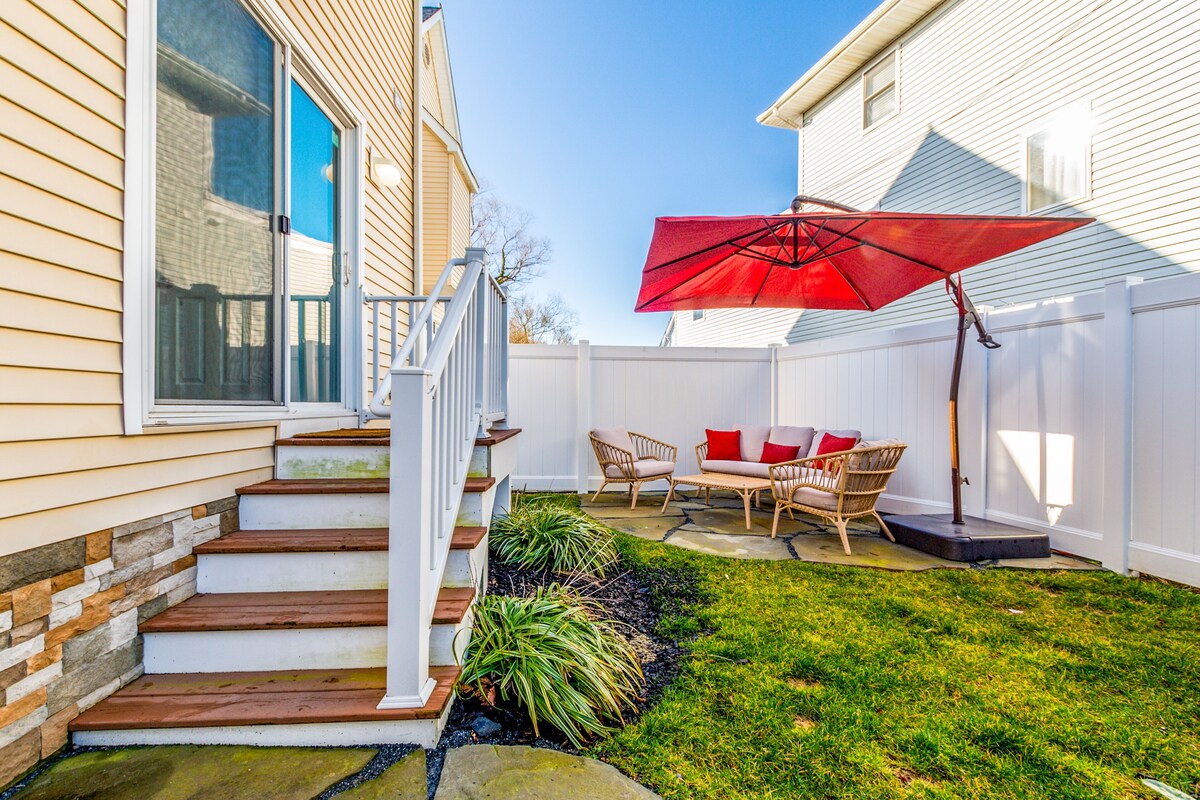 Dog-Friendly Townhouse w/Central A/C, Private W/D, Free WiFi - Near the Ocean