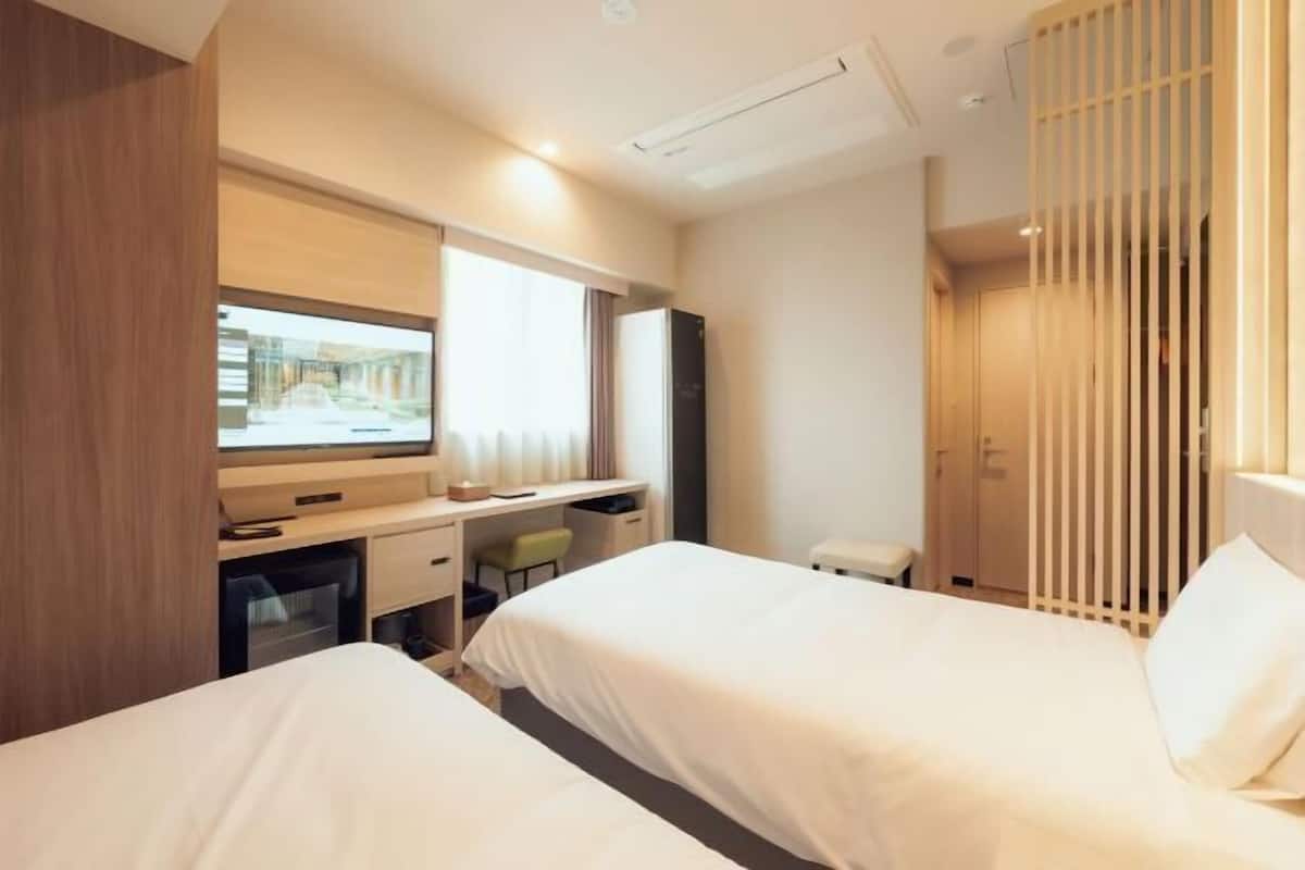 Een kluis op de kamer, een bureau, gratis wifi, beddengoed