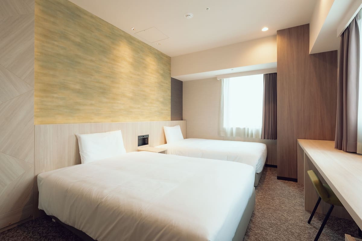 deluxe twin room, non smoking | in-room safe, desk, free wifi, bed sheets