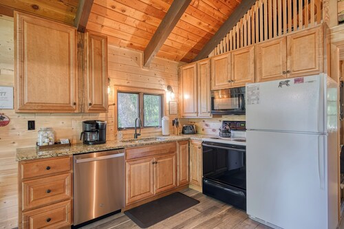 Wooden Teepee - Rustic Yellowstone Escape for 4