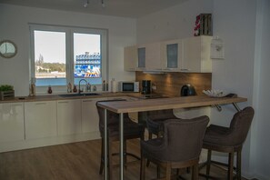 Kühlschrank, Mikrowelle, Ofen, Geschirrspüler