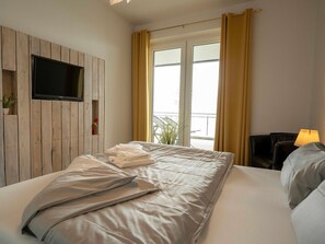 Unclassified image, 3 of 21, button