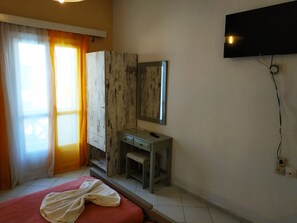 1 bedroom, free Internet, bed sheets