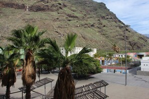 Unclassified image, 3 of 18, button