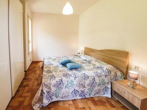 1 bedroom, bed sheets