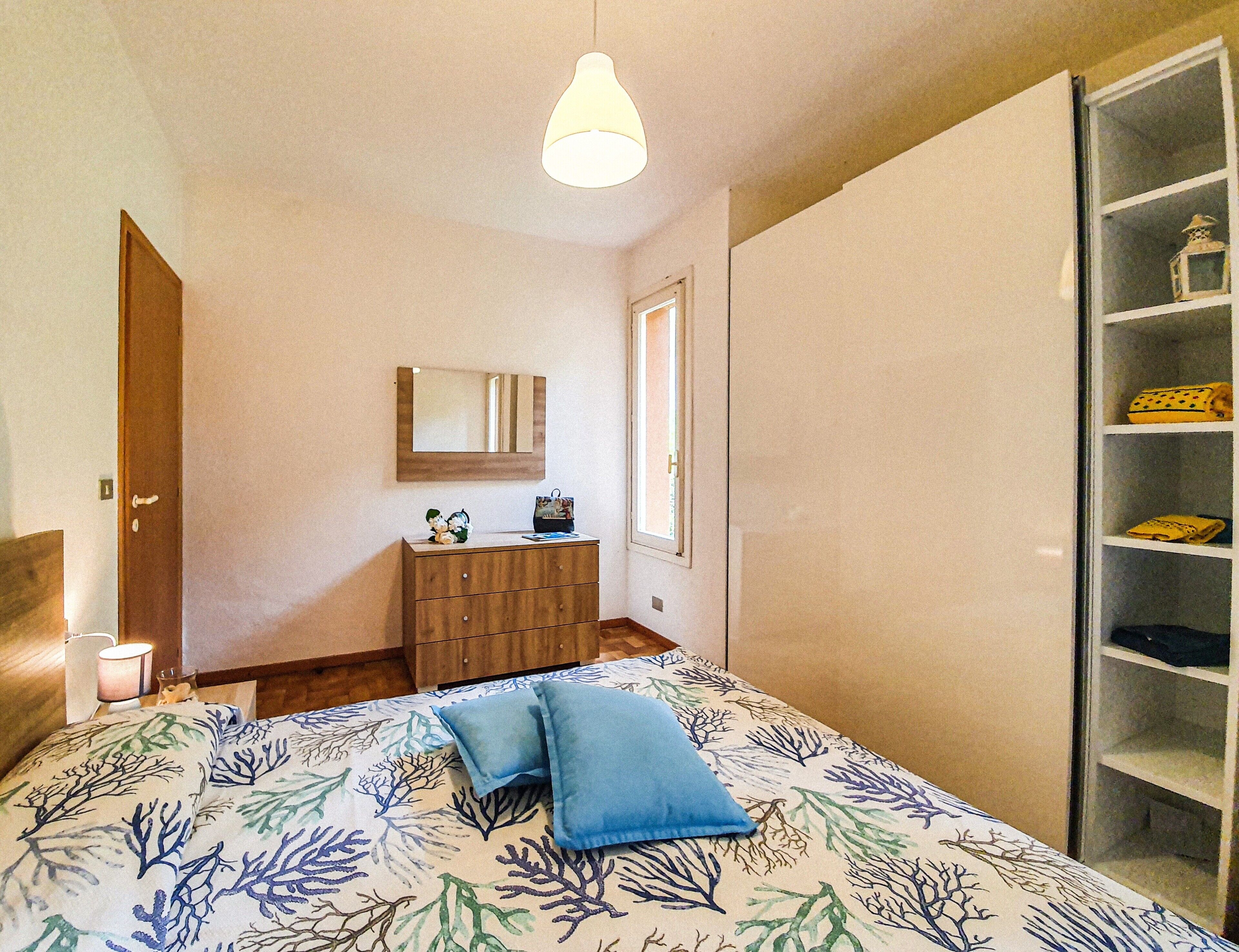 1 bedroom, bed sheets