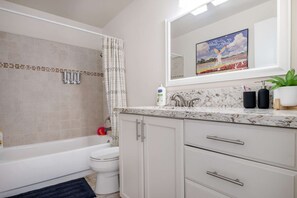 Ensemble baignoire-douche, séchoir à cheveux, serviettes fournies