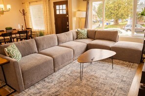 TV - Heart of Alberta Arts District, Pet Friendly, Walk to Alberta Park, Food, Art, and Drinks (Portland)